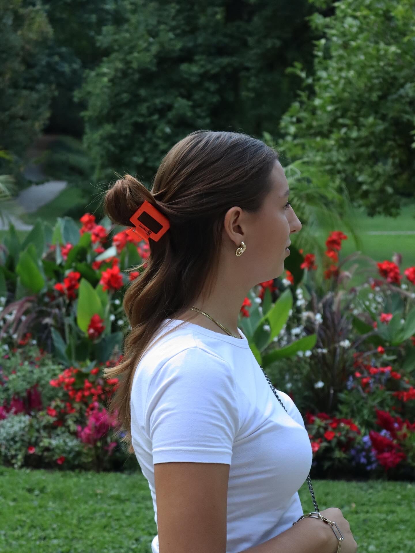 orangene haarklammer