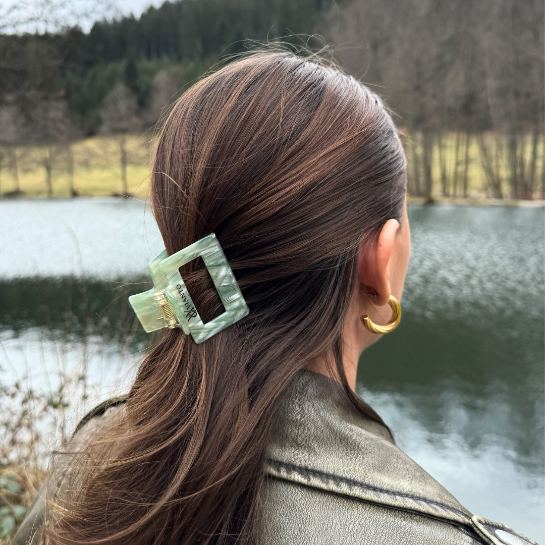 Grüne Haarklammer