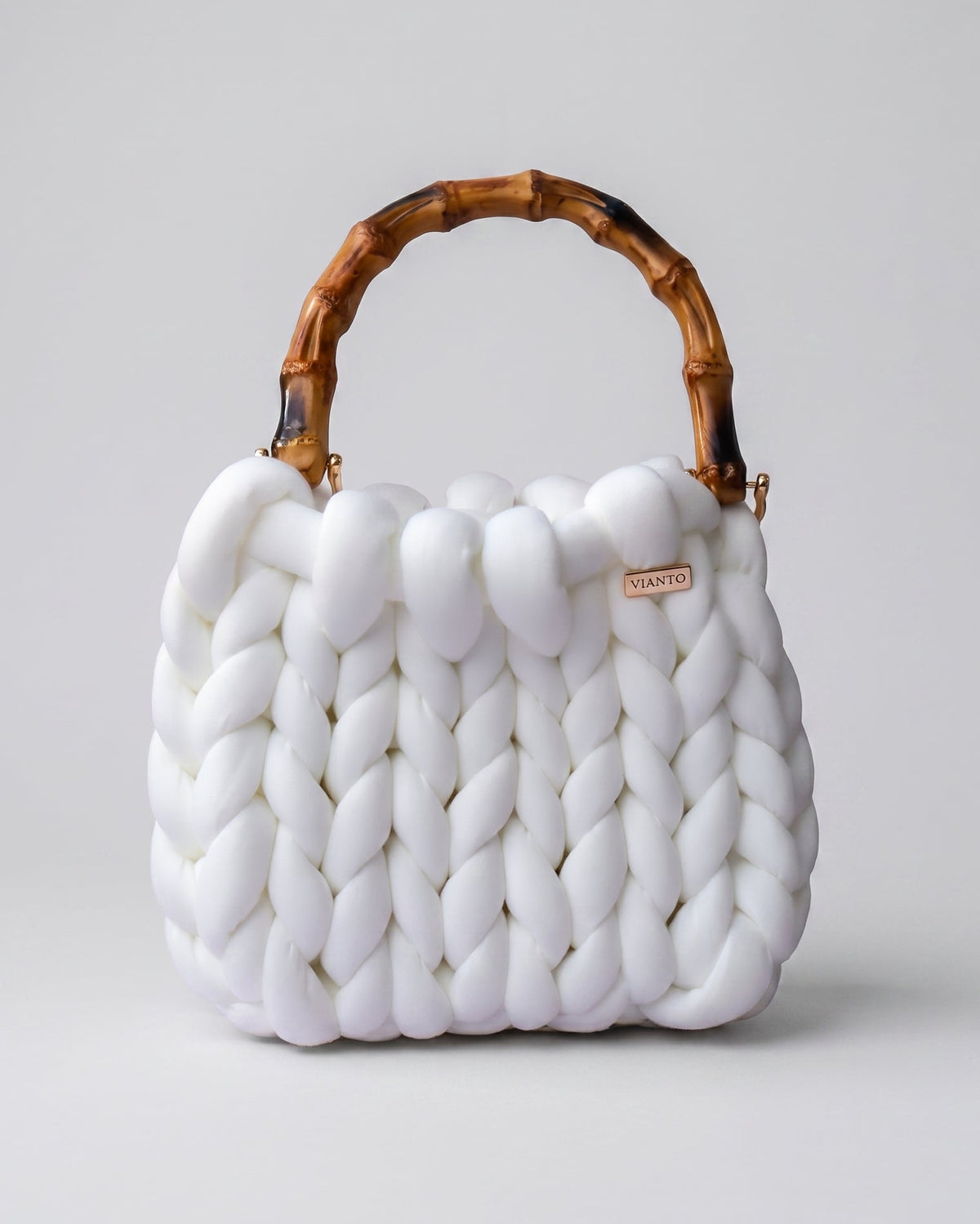 VIANTO Santorini Bag – weiße Sommertasche mit Bambusgriff