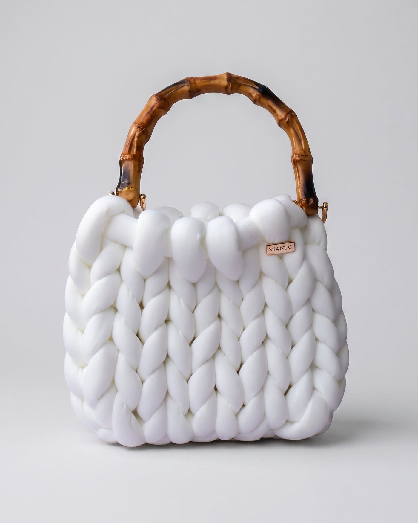 VIANTO Santorini Bag – weiße Sommertasche mit Bambusgriff