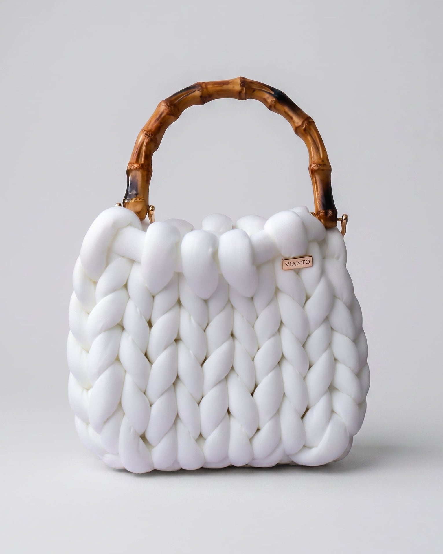 VIANTO Santorini Bag – weiße Sommertasche mit Bambusgriff