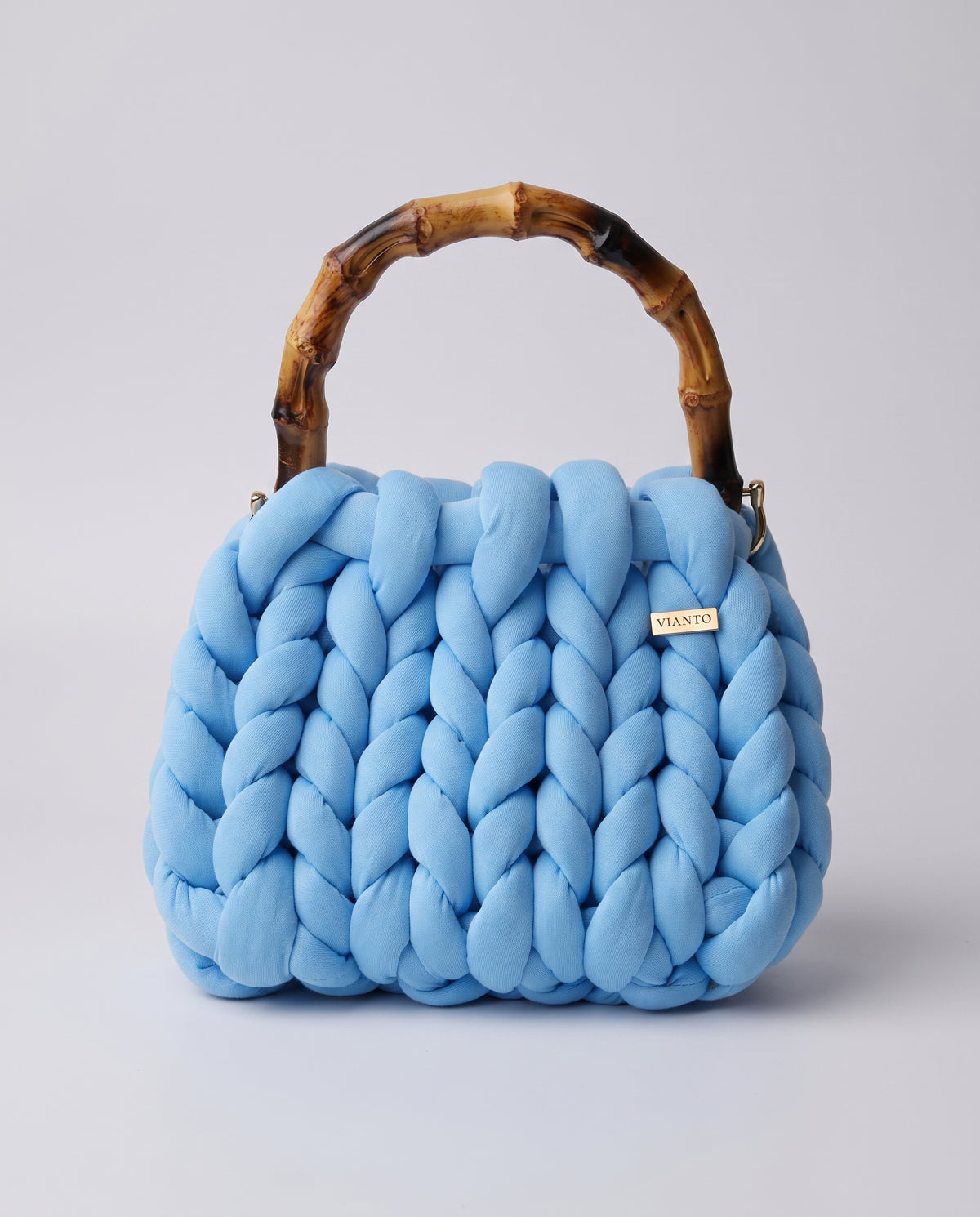 VIANTO Amalfi Bag – azurblaue Sommertasche mit Bambusgriff
