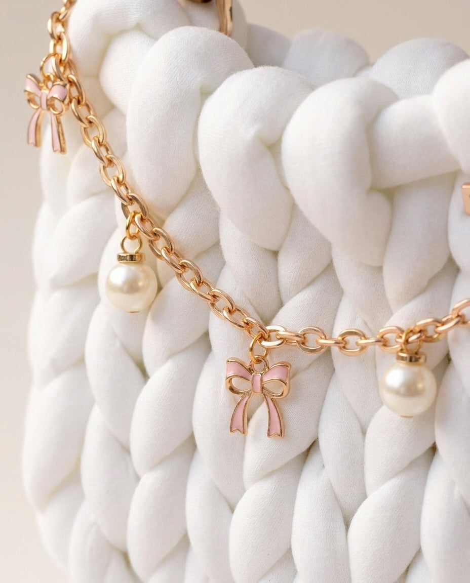Saint-Tropez Charm – goldener Taschenanhänger mit Kleeblättern